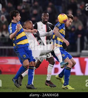 Turin, Italien. 19 Jan, 2020. FC Juventus' Douglas Costa (2. L) Mias mit Parma Juraj Kucka (1. R) während einer Serie ein Fußballspiel zwischen FC Juventus und Parma in Turin, Italien, Jan. 19, 2020. Credit: Alberto Lingria/Xinhua/Alamy leben Nachrichten Stockfoto