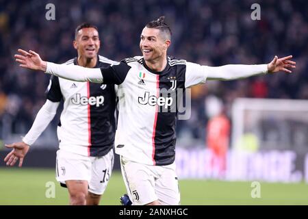 Turin, Italien. 19 Jan, 2020. FC Juventus' Cristiano Ronaldo (R) feiert zählen während einer Serie ein Fußballspiel zwischen FC Juventus und Parma in Turin, Italien, Jan. 19, 2020. Credit: Alberto Lingria/Xinhua/Alamy leben Nachrichten Stockfoto