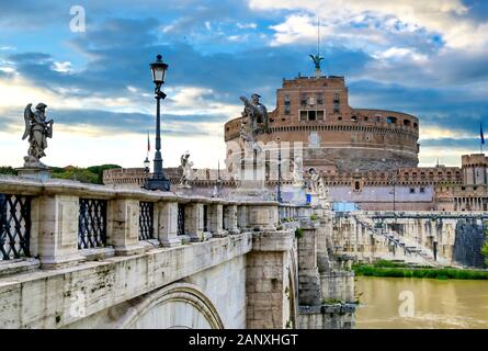 Castel Sant'Angelo und der St. Angelo Brücke über den Tiber in Rom, Italien. Stockfoto