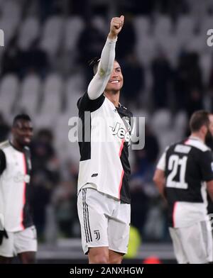 Turin, Italien. 19 Jan, 2020. FC Juventus' Cristiano Ronaldo feiert zählen während einer Serie ein Fußballspiel zwischen FC Juventus und Parma in Turin, Italien, Jan. 19, 2020. Credit: Alberto Lingria/Xinhua/Alamy leben Nachrichten Stockfoto