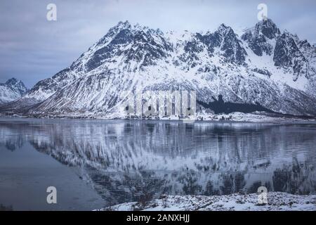 Schöner Panoramablick Winter Blick auf Austnesfjorden, Sildpollen bucht, Insel Austvagoya, Vagan Gemeinde, Nordland, Lofoten, Norwegen, mit fjo Stockfoto