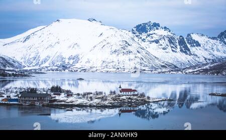 Schöner Panoramablick Winter Blick auf Austnesfjorden, Sildpollen bucht, Insel Austvagoya, Vagan Gemeinde, Nordland, Lofoten, Norwegen, mit fjo Stockfoto