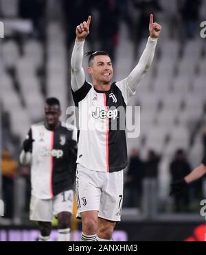 Turin, Italien. 19 Jan, 2020. FC Juventus' Cristiano Ronaldo feiert zählen während einer Serie ein Fußballspiel zwischen FC Juventus und Parma in Turin, Italien, Jan. 19, 2020. Credit: Alberto Lingria/Xinhua/Alamy leben Nachrichten Stockfoto