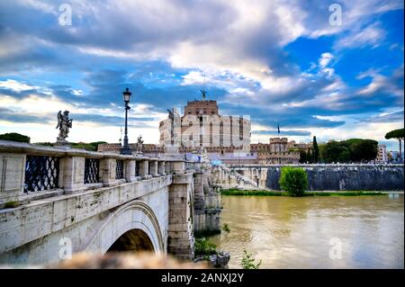 Castel Sant'Angelo und der St. Angelo Brücke über den Tiber in Rom, Italien. Stockfoto