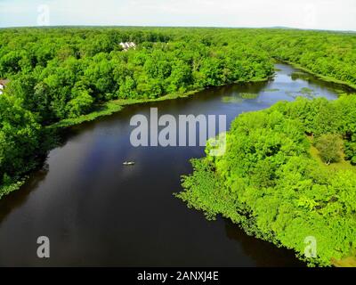 Die Luftansicht der grünen Bäume und Wasserpflanzen entlang Becks Pond, Newark, Delaware, U.S.A Stockfoto