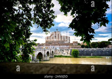 Castel Sant'Angelo und der St. Angelo Brücke über den Tiber in Rom, Italien. Stockfoto