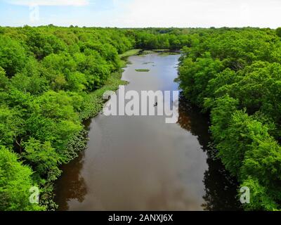 Die Luftansicht der grünen Bäume und des Wassers entlang Becks Pond, Newark, Delaware, U.S.A Stockfoto