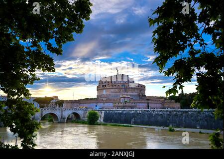 Castel Sant'Angelo und der St. Angelo Brücke über den Tiber in Rom, Italien. Stockfoto