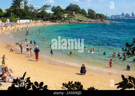 Sydney, AUSTRALIEN - 18. MÄRZ 2018 - australische Strandgänger entkommen der Hitze im kühlen Wasser des Camp Cove Beach in Watson's Bay in Sydney Stockfoto