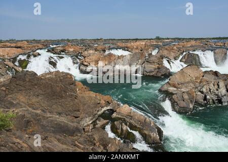 Sopheakmit oder Preah Nimith Wasserfall, Inseln mit braunen Klippen mit grünen Stromschnellen und große Wasserfälle im Mekong Fluss, Stung Treng, Kambodscha Stockfoto