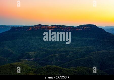 Sonnenuntergang über Mount Solitary, auch bekannt als Korowal, in den Blue Mountains von New South Wales, Australien Stockfoto