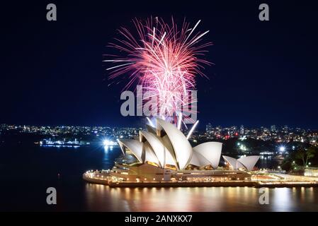 Sydney, AUSTRALIEN - 8. MÄRZ 2018 - EIN gewaltiger Platzer rosafarbener Feuerwerke erleuchtet den Hafen rund um das Opernhaus von Sydney Stockfoto