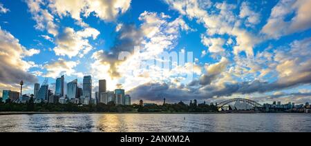 Weiter Panoramablick auf Sydney, Australien mit wundervollen Sonnenuntergängen und Wolken über der Skyline der Stadt und den Botanischen Gärten Stockfoto