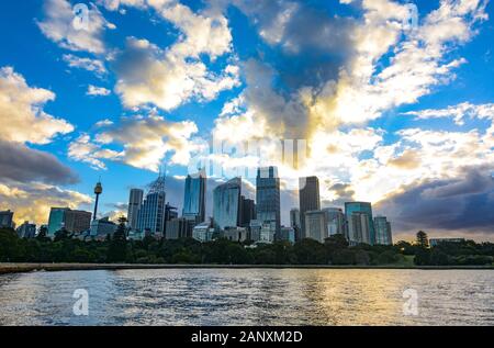 Wundervolle Sonnenuntergänge über der Skyline des zentralen Geschäftsviertels von Sydney, die vom Botanischen Garten aus über den Hafen gesehen wird Stockfoto