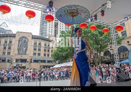 Johannesburg, Südafrika. 19 Jan, 2020. Eine chinesische Künstler führt während der Feierlichkeiten für das bevorstehende chinesische Mondjahr in Johannesburg, Südafrika, Jan. 19, 2020. Hunderte von chinesischen und Südafrikaner aller Altersgruppen aus verschiedenen Hintergründen zusammen bei Nelson Mandela Square in Johannesburg am Sonntag chinesische Mondjahr zu feiern. Eine Anzahl der ausübenden Künstler sowohl in China und Südafrika die Teilnehmer mit Musik und Tanz unterhalten. Credit: Chen Cheng/Xinhua/Alamy leben Nachrichten Stockfoto