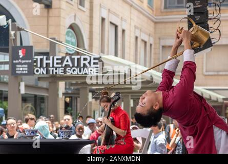 Johannesburg, Südafrika. 19 Jan, 2020. Chinesische Künstler Bühne einen chinesischen Tee Kunst zeigen während der Feierlichkeiten für das bevorstehende chinesische Mondjahr in Johannesburg, Südafrika, Jan. 19, 2020. Hunderte von chinesischen und Südafrikaner aller Altersgruppen aus verschiedenen Hintergründen zusammen bei Nelson Mandela Square in Johannesburg am Sonntag chinesische Mondjahr zu feiern. Eine Anzahl der ausübenden Künstler sowohl in China und Südafrika die Teilnehmer mit Musik und Tanz unterhalten. Credit: Chen Cheng/Xinhua/Alamy leben Nachrichten Stockfoto