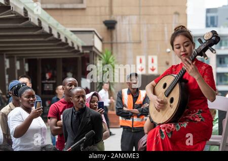 Johannesburg, Südafrika. 19 Jan, 2020. Eine chinesische Künstler führt während der Feierlichkeiten für das bevorstehende chinesische Mondjahr in Johannesburg, Südafrika, Jan. 19, 2020. Hunderte von chinesischen und Südafrikaner aller Altersgruppen aus verschiedenen Hintergründen zusammen bei Nelson Mandela Square in Johannesburg am Sonntag chinesische Mondjahr zu feiern. Eine Anzahl der ausübenden Künstler sowohl in China und Südafrika die Teilnehmer mit Musik und Tanz unterhalten. Credit: Chen Cheng/Xinhua/Alamy leben Nachrichten Stockfoto