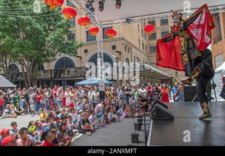 Johannesburg, Südafrika. 19 Jan, 2020. Eine chinesische Künstler führt die Traditionelle Chinesische Oper während der Feierlichkeiten für das bevorstehende chinesische Mondjahr in Johannesburg, Südafrika, Jan. 19, 2020. Hunderte von chinesischen und Südafrikaner aller Altersgruppen aus verschiedenen Hintergründen zusammen bei Nelson Mandela Square in Johannesburg am Sonntag chinesische Mondjahr zu feiern. Eine Anzahl der ausübenden Künstler sowohl in China und Südafrika die Teilnehmer mit Musik und Tanz unterhalten. Credit: Chen Cheng/Xinhua/Alamy leben Nachrichten Stockfoto