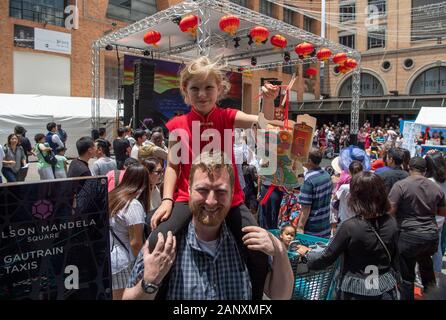 Johannesburg, Südafrika. 19 Jan, 2020. Ein Mädchen zeigt eine Ratte-förmige Laterne während der Feierlichkeiten für das bevorstehende chinesische Mondjahr in Johannesburg, Südafrika, Jan. 19, 2020. Hunderte von chinesischen und Südafrikaner aller Altersgruppen aus verschiedenen Hintergründen zusammen bei Nelson Mandela Square in Johannesburg am Sonntag chinesische Mondjahr zu feiern. Eine Anzahl der ausübenden Künstler sowohl in China und Südafrika die Teilnehmer mit Musik und Tanz unterhalten. Credit: Chen Cheng/Xinhua/Alamy leben Nachrichten Stockfoto