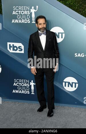 Los Angeles, Kalifornien, USA. 19. Jan 2020. Tony Shalhoub kommt für die 26. jährlichen Screen Actors Guild Awards im Shrine Auditorium am 19. Januar 2020 in Los Angeles, Kalifornien. (Foto durch Sthanlee B. Mirador/Sipa USA) Credit: Sipa USA/Alamy leben Nachrichten Stockfoto