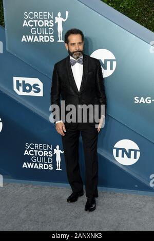 Los Angeles, Kalifornien, USA. 19. Jan 2020. Tony Shalhoub kommt für die 26. jährlichen Screen Actors Guild Awards im Shrine Auditorium am 19. Januar 2020 in Los Angeles, Kalifornien. (Foto durch Sthanlee B. Mirador/Sipa USA) Credit: Sipa USA/Alamy leben Nachrichten Stockfoto