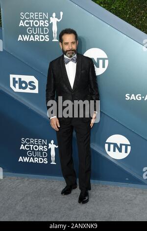 Los Angeles, Kalifornien, USA. 19. Jan 2020. Tony Shalhoub kommt für die 26. jährlichen Screen Actors Guild Awards im Shrine Auditorium am 19. Januar 2020 in Los Angeles, Kalifornien. (Foto durch Sthanlee B. Mirador/Sipa USA) Credit: Sipa USA/Alamy leben Nachrichten Stockfoto