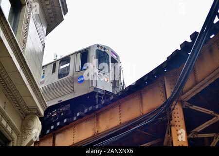 Chicago, Illinois, USA. Ein CTA Purple Line Hochzug macht die enge Kurve von der Van Buren Street zur Wells Street in Chicagos berühmtem Loop. Stockfoto