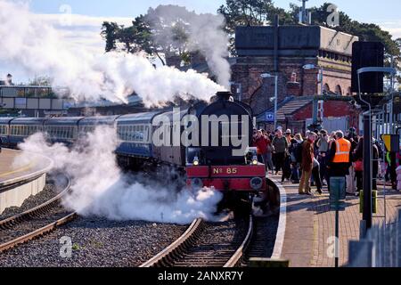 Nr. 85 Merlin Dampfzug an Plattform in Drogheda entfernt, mit Masse warten an Bord Stockfoto