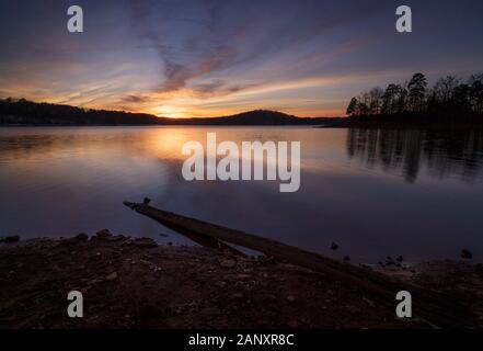 Sonnenuntergang - See Sidney Lanier. Winter Sonnenuntergang über Lake Lanier an Bolding Mill Park. Bolding Mill Park ist in Hall County, GA am nördlichen Ende entfernt Stockfoto