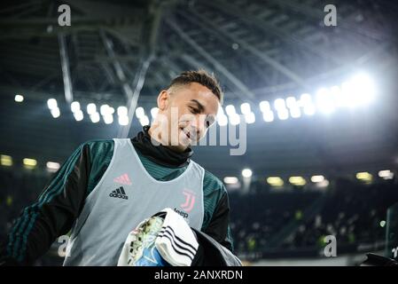 Turin, Italien. 19 Jan, 2020. Danilo von Juventus Turin FC sieht vor der Serie ein Fußballspiel zwischen FC Juventus und Parma. FC Juventus gewann 2-1 über Parma bei der Allianz Stadion, in Turin, Italien, 10. Januar 2020 (Foto von Alberto Gandolfo/Pacific Press) Quelle: Pacific Press Agency/Alamy leben Nachrichten Stockfoto