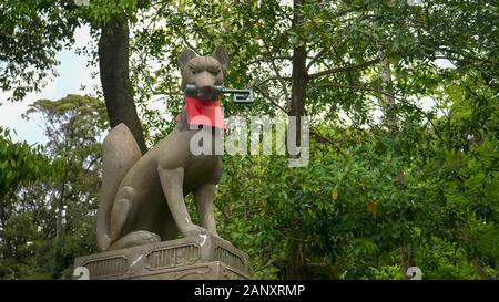 Eine Statue von einem Fuchs mit einem Schlüssel am fushimi Inari Schrein Stockfoto