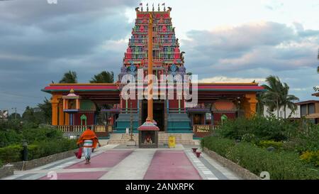 NADI FIDSCHI - August 8, 2018: männlich Anbeter im hinduistischen Tempel in Nadi Stockfoto