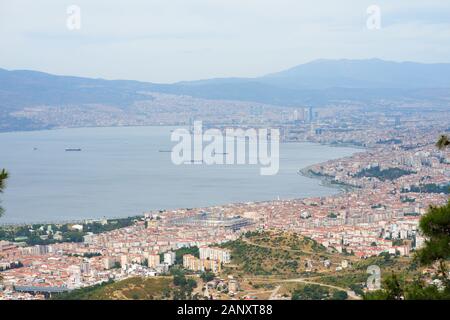 Das ägäische Meer und den Golf von Izmir/Türkei. "Izmir" şehir manzarası, şehir Panorama. Stockfoto