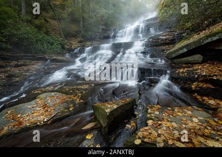 Minnehaha Falls, Rabun County, Georgia. Nebliger Herbst morgen im Minnehaha Falls, mit Laub in der unteren Bildschirmzeile angezeigt. Minnehaha Falls sind auf Fa Stockfoto