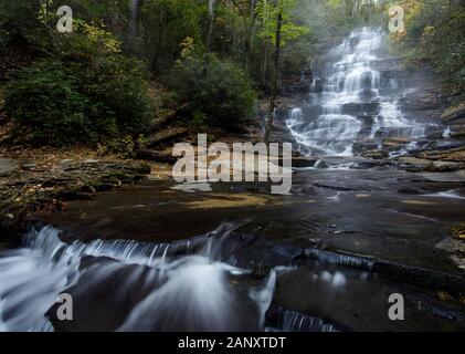 Minnehaha Falls, Rabun County, Georgia. Herbst Farbe und Nebel am schönen Minnehaha Falls. Minnehaha Falls sind auf fällt Zweig zwischen seinen oberlauf Stockfoto