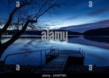 Dämmerung, See Sidney Lanier. Die letzten Stars des Abends verschwinden wie das Licht beginnt bei Wahoo Creek Park zu steigen. Wahoo Creek Park ist ein recreati Stockfoto