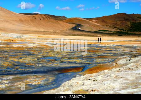 Der Blick auf die rauchende Oberfläche und den bunten Boden im Namafjall Hverir Geothermal Area, Myvatn, Island Stockfoto