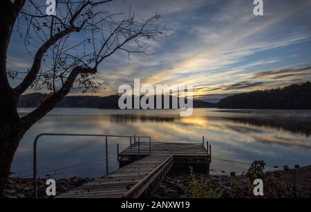 Sunrise, See Sidney Lanier. Reflektiert Sonnenaufgang auf dem Wasser surfact an Wahoo Creek Park. Wahoo Creek Park ist ein Erholungsgebiet am nördlichen Ende des Lak Stockfoto