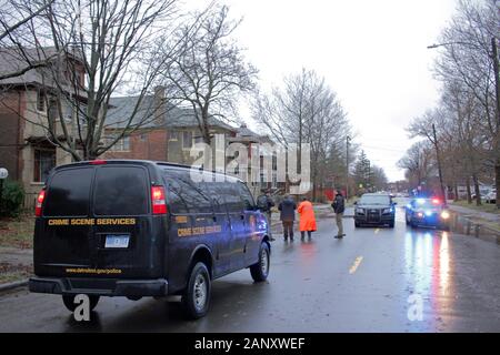 Kriminalisten an der Szene eine Schießerei Totschlag in Detroit, Michigan, USA Stockfoto