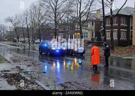 Kriminalisten an der Szene eine Schießerei Totschlag in Detroit, Michigan, USA Stockfoto