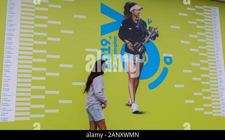 Melbourne, Australien. 20 Jan, 2020. Ein Zuschauer Uhren des Spielplans in Melbourne Park, Melbourne, Australien, Jan. 20, 2020. Australian Open Tennis Championship 2020 trat weg hier am Montag. Credit: Bai Xuefei/Xinhua/Alamy leben Nachrichten Stockfoto