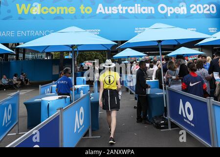 Melbourne, Australien. 20 Jan, 2020. Ein Mitarbeiter Mitglied Spaziergänge durch den Eingang zum Melbourne Park, Melbourne, Australien, Jan. 20, 2020. Australian Open Tennis Championship 2020 trat weg hier am Montag. Credit: Bai Xuefei/Xinhua/Alamy leben Nachrichten Stockfoto