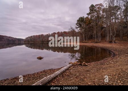 Bewölkt Herbst Morgen, See Sidney Lanier. Ende November bewölkten Morgen spiegelt sich auf der Oberfläche des Wassers an Wahoo Creek Park. Wahoo Creek Park ist ein Recr Stockfoto