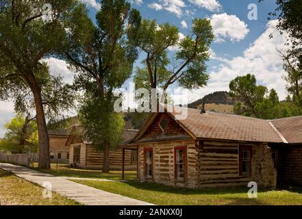 MT 00391-00 ... MONTANA - Blockhütten auf der Main Street in der Geisterstadt im Bannack, im Bannack State Park. Stockfoto