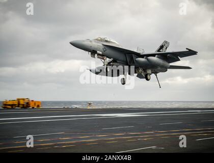 Atlantik (Jan. 17, 2020) Eine FA-18F Super Hornet, für die Prüfung und Bewertung von Squadron (VX) 23 zugeordnet, Ansätze USS Gerald R. Ford's (CVN 78) Flight Deck. Ford führt derzeit Flugzeuge Kompatibilitätstests auf seine elektromagnetische Flugzeuge starten (EMALS) und Advanced verhaften Gang (AAG) weiter zu prüfen. (U.S. Marine Foto von Mass Communication Specialist 3. Klasse Ryan Carter) Stockfoto