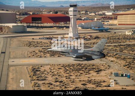 Eine F-16 Fighting Falcon von Der 416Th 412 Test Wing Flight Test Squadron führt eine Fly-by Der Air Control Tower auf der Edwards Air Force Base, Kalifornien, 31.01.10. Der 412 Test Wing sendet eine KC-135 und drei F-16 Fighting Falcons eine Überführung für die NFC Championship Game bei Levi's Stadion in Santa Clara, Kalifornien, am 31.01.19. (Air Force Foto von Ethan Wagner) Stockfoto