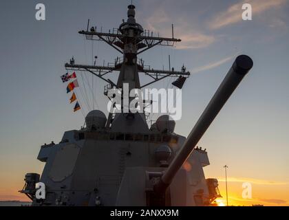 SAN DIEGO (Jan. 17, 2020) Der Arleigh-burke-Klasse geführte Anti-raketen-Zerstörer USS Kidd (DDG100) Abfahrt Marinestützpunkt San Diego Jan. 17, 2020. Kidd, Teil der Theodore Roosevelt Carrier Strike Group, ist auf einem geplanten Einsatz des Indopazifik. (U.S. Marine Foto von Mass Communication Specialist 3. Klasse Brandie Nuzzi) Stockfoto