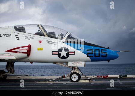 Atlantik (Jan. 18, 2020) ein T-45 Goshawk, zugeordnet zu den Air Test und Bewertung Squadron (VX) 23, bereitet sich für Take-off von USS Gerald R. Ford's (CVN 78) Flight Deck. Ford führt derzeit Flugzeuge das Testen der Kompatibilität ihrer elektromagnetischen Flugzeuge starten (EMALS) und Advanced verhaften Gang (AAG). (In den USA weiter zu prüfen Marine Foto von Mass Communication Specialist Seaman Apprentice Engel Thuy Jaskuloski) Stockfoto