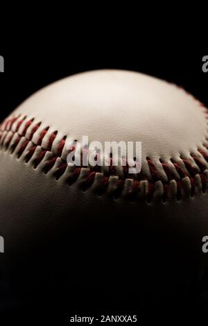 Nahaufnahme eines Leder Baseball mit roter Naht. Low Key, schwarzer Hintergrund studio Stockfoto