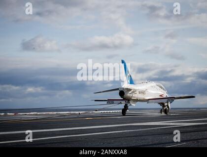 Atlantik (Jan. 18, 2020) ein T-45 Goshawk, für die Prüfung und Bewertung von Squadron (VX) 23, landet auf der USS Gerald R. Ford's (CVN 78) Flight Deck zugeordnet. Ford führt derzeit Flugzeuge Kompatibilitätstests auf seine elektromagnetische Flugzeuge starten (EMALS) und Advanced verhaften Gang (AAG) weiter zu prüfen. (U.S. Marine Foto von Mass Communication Specialist Seaman Apprentice Engel Thuy Jaskuloski) Stockfoto